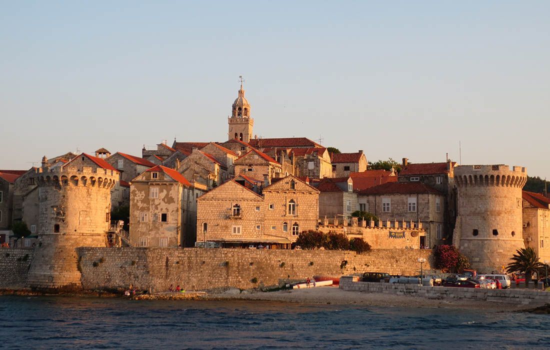 Na Korčuli zbog puknuća kanalizacije opet zabranjeno kupanje!