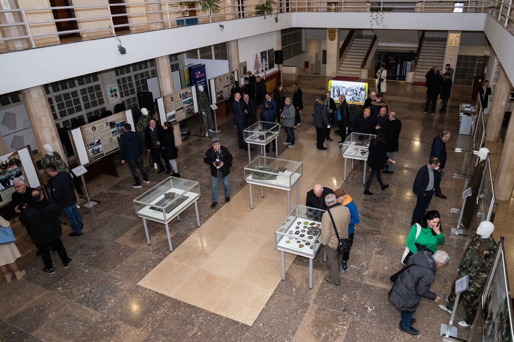 FOTO U atriju zgrade splitske Gradske uprave otvorena izložba pod nazivom "Domobranstvo u Domovinskom ratu"