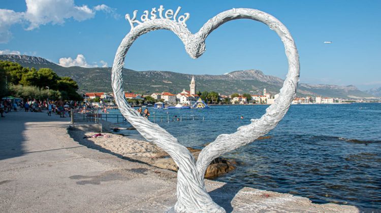 Diljem Kaštela divljaci oštetili skulpture Srce - izvor života