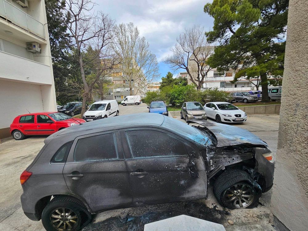 Divljaci u Splitu zapalili automobil državnog inspektora