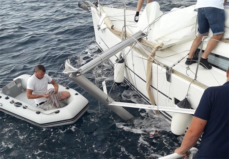 Sudar jahte i jedrilice kod otočića Balabra Mala - Jedna osoba ozlijeđena!