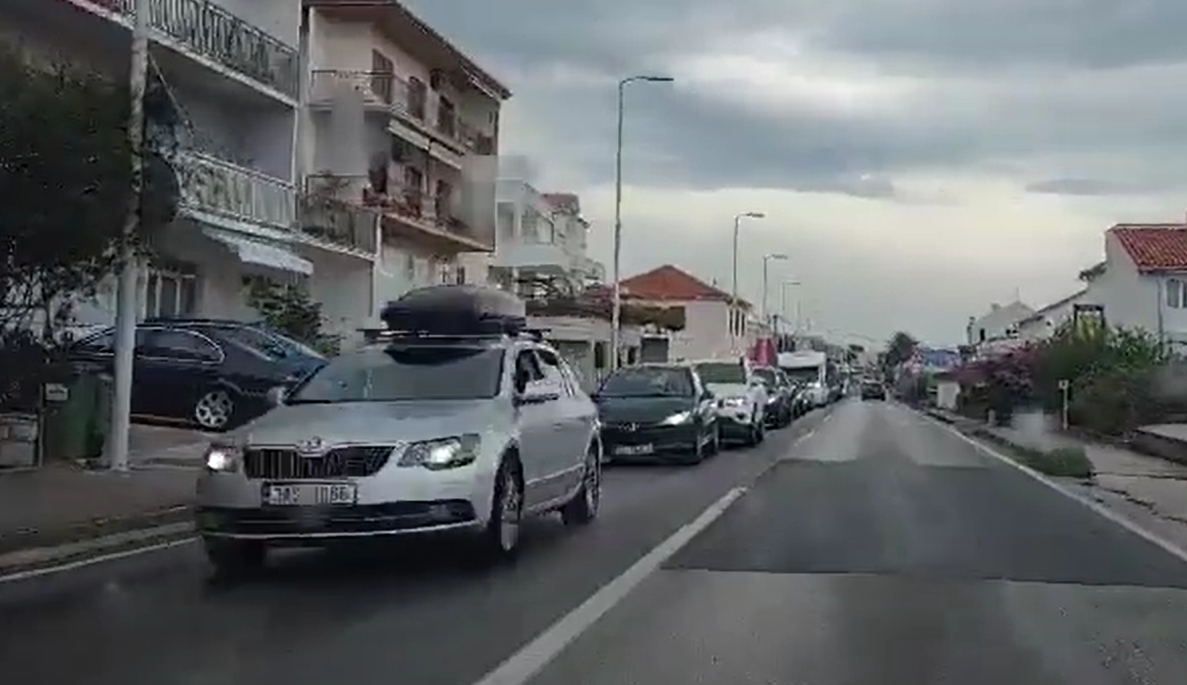 Strašne gužve u Podstrani, kolona prema Splitu mjeri se u kilometrima!