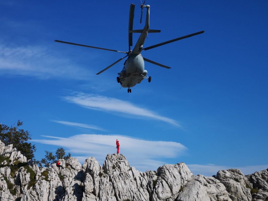 Pokvario se helikopter HRZ-a, pa su HGSS-ovci unesrećenog s Velebita morali sami izvlačiti