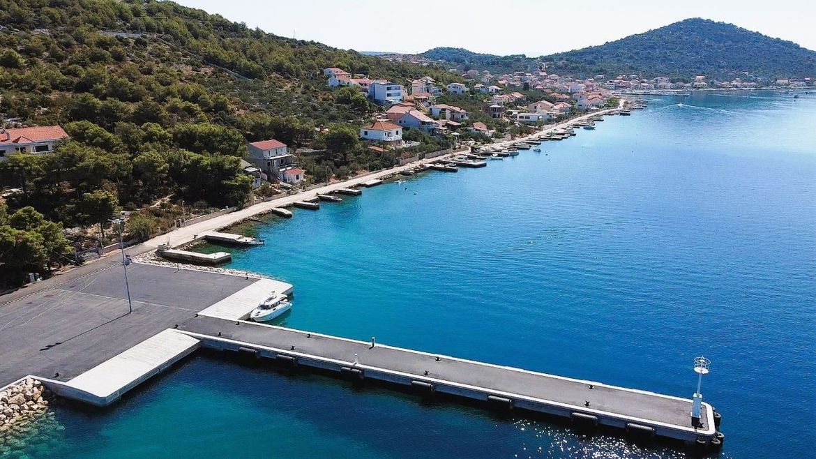 POBUNA U KAPRIJU Otočani brane dolazak trajekta na novoizgrađeno pristanište!