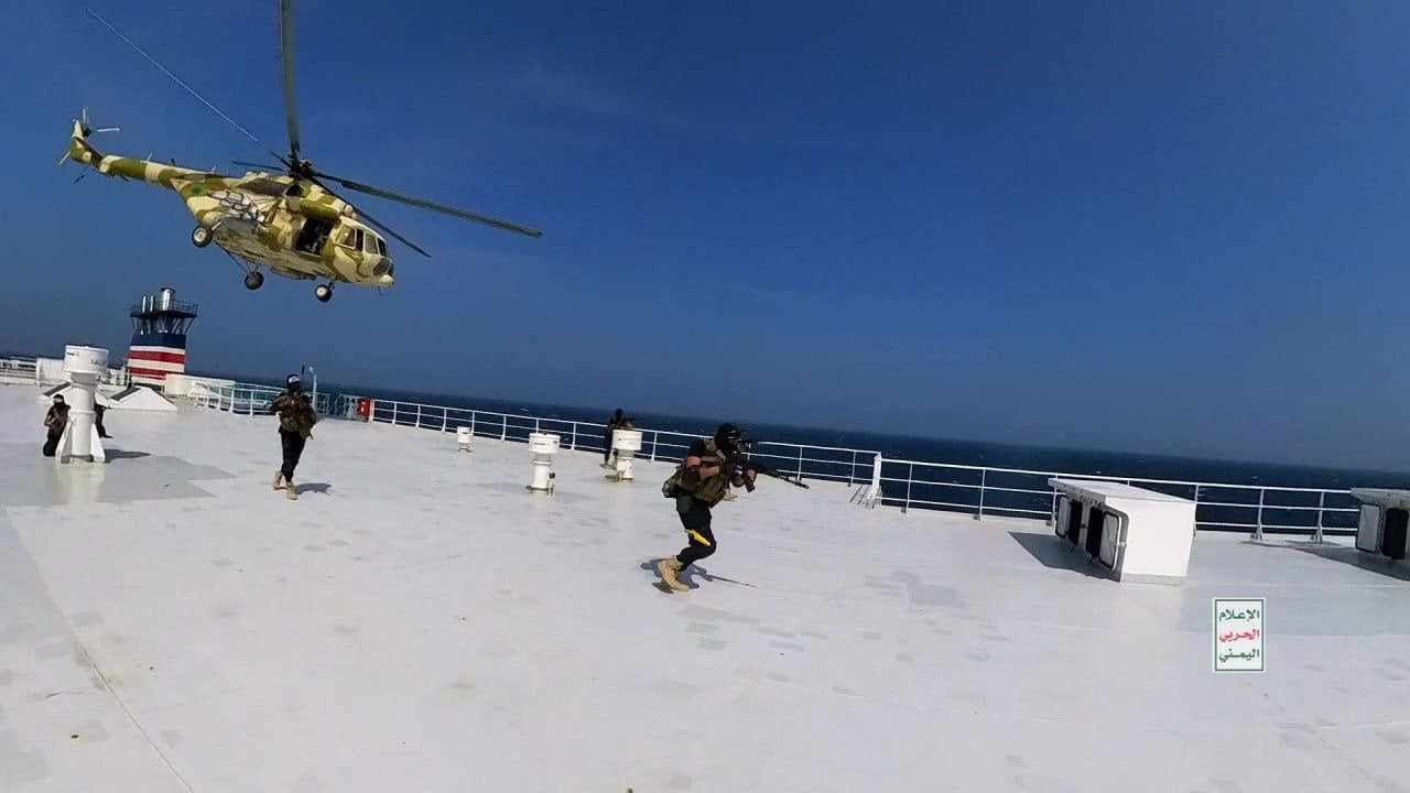 Pirati napravili helikopterski desant i zauzeli teretni brod!
