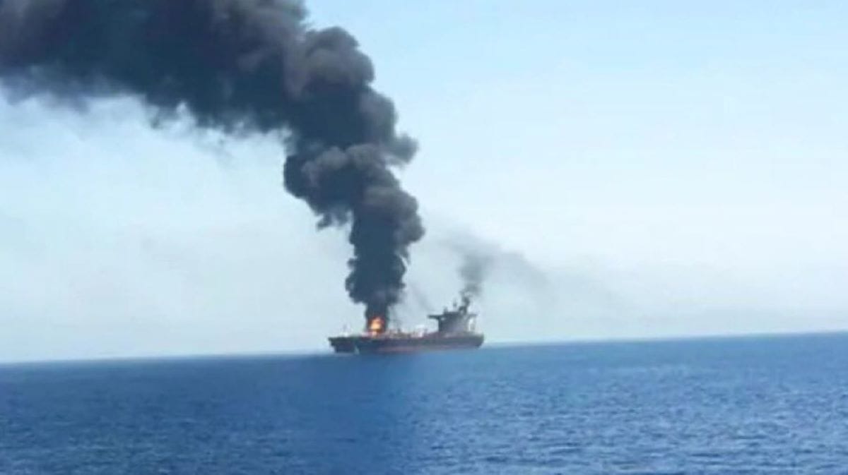 Huti pogodili i zapalili tanker projektilom - Vojni brodovi pozvani u pomoć