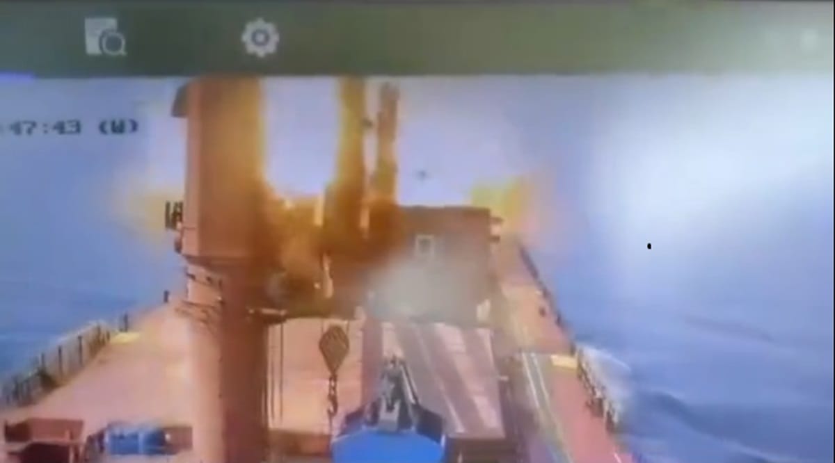 ZASTRAŠUJUĆA SNIMKA Raketa pogađa pramac grčkog teretnjaka, sve snimila nadzorna kamera
