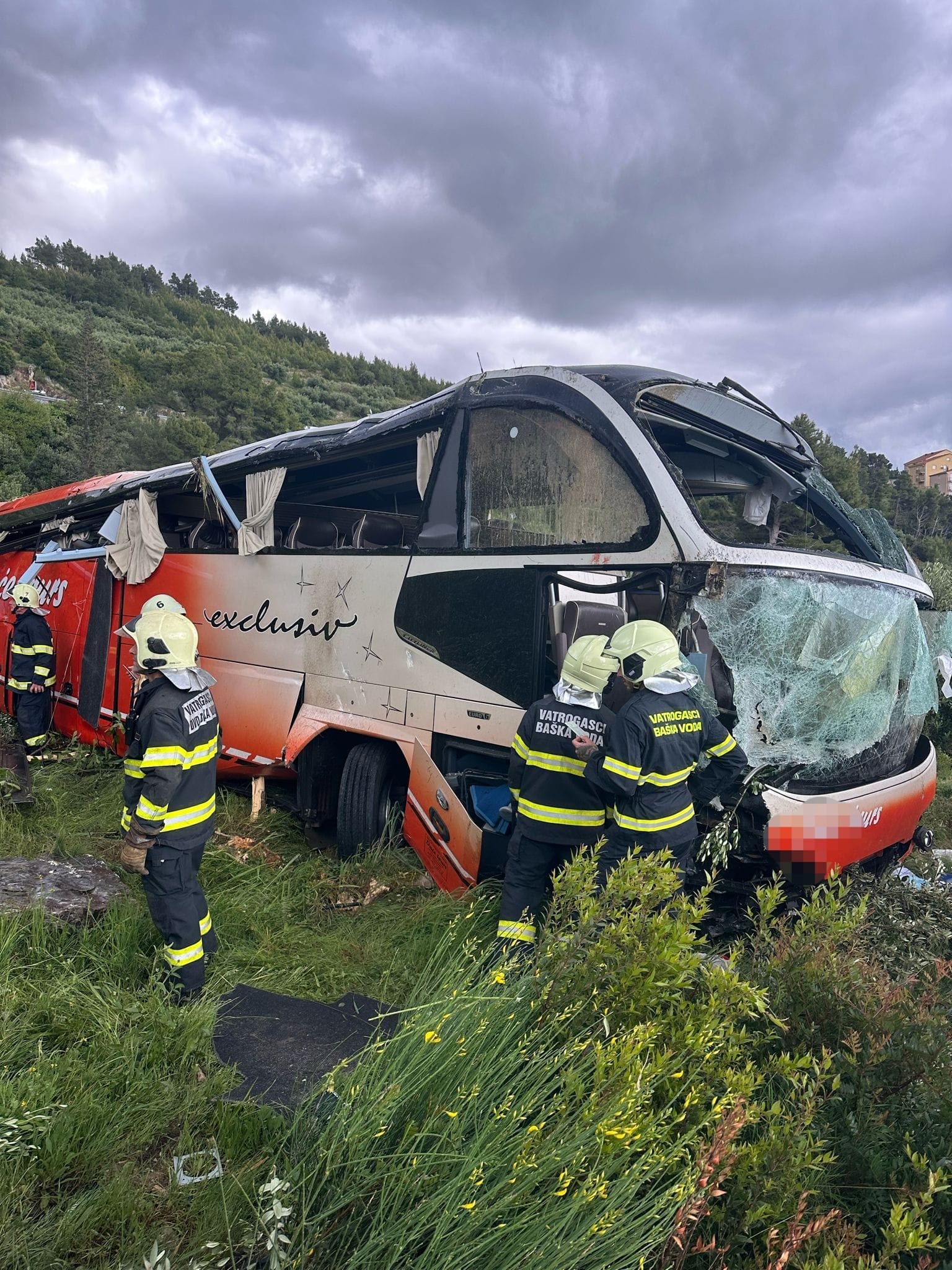 Autobus kod Makarske sletio u provaliju: "Zaustavio se 60 metara od prometnice!"