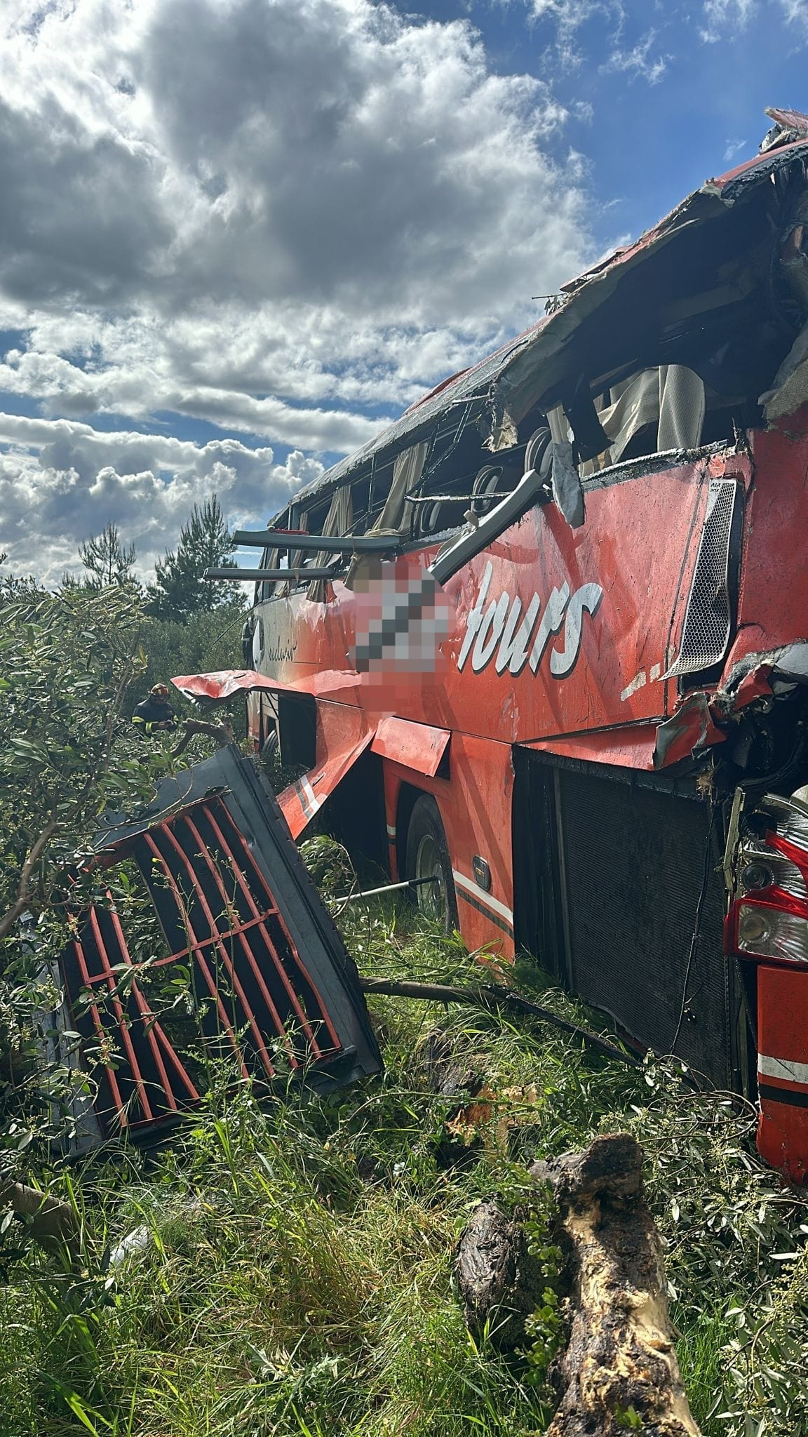 Autobus kod Makarske sletio u provaliju: "Zaustavio se 60 metara od prometnice!"