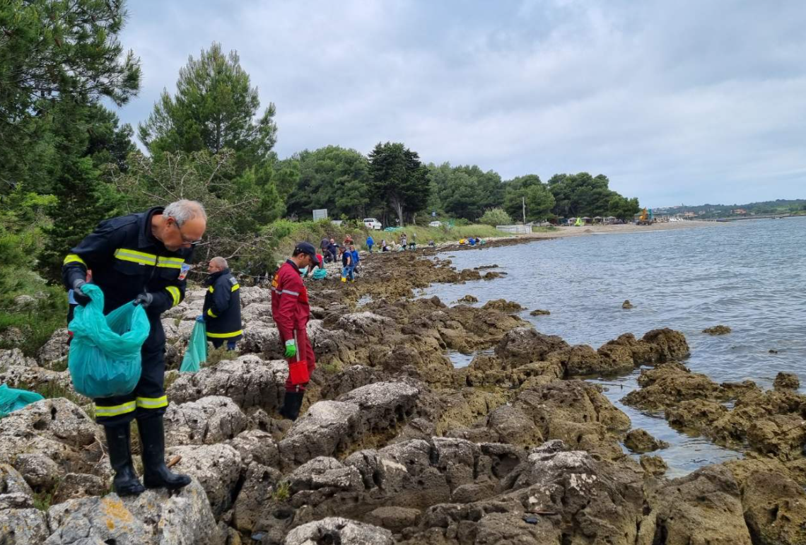 HITNA AKCIJA Vrijedni Puležani pohitali su očistiti uvalu onečišćenu nakon velikog požara u Medulinu!