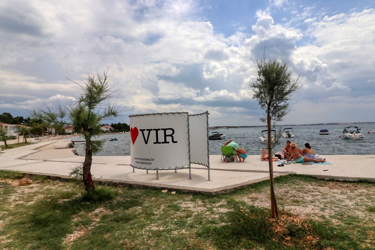 Na Viru obnovljene plaže, svlačionice, klupe, a postavljena je i morska ograda