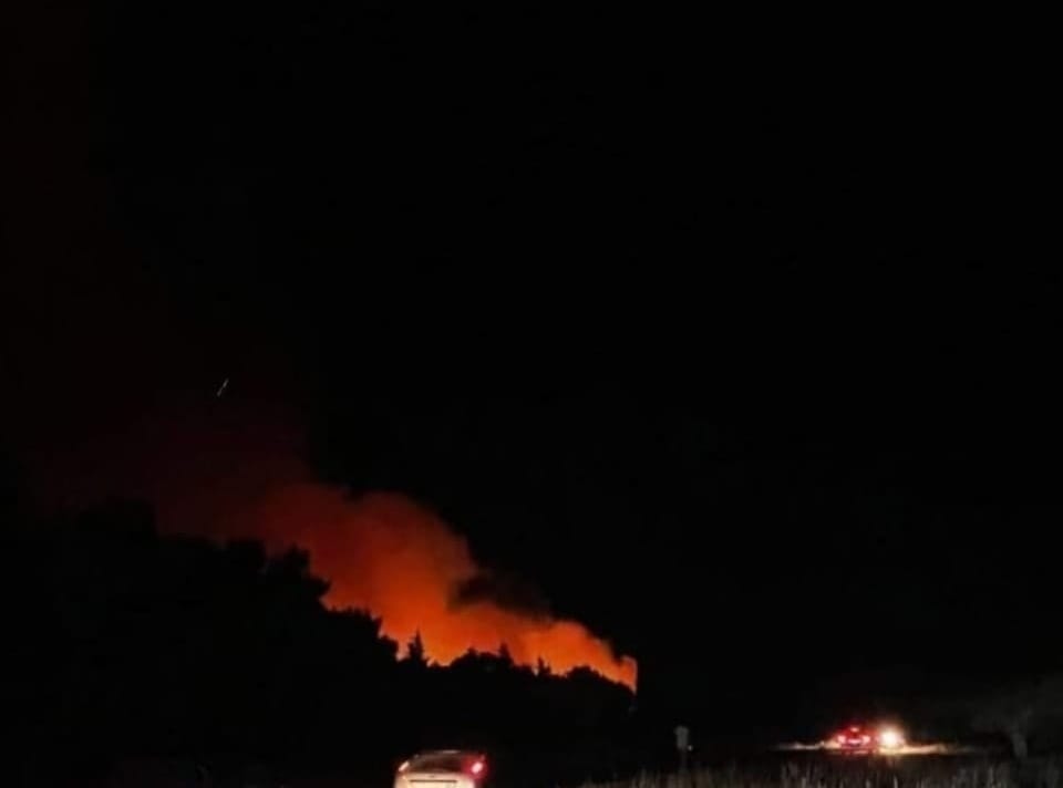 OZLIJEĐEN VATROGASAC Novi požar u Kaštelima, gorjelo i kod Zadra