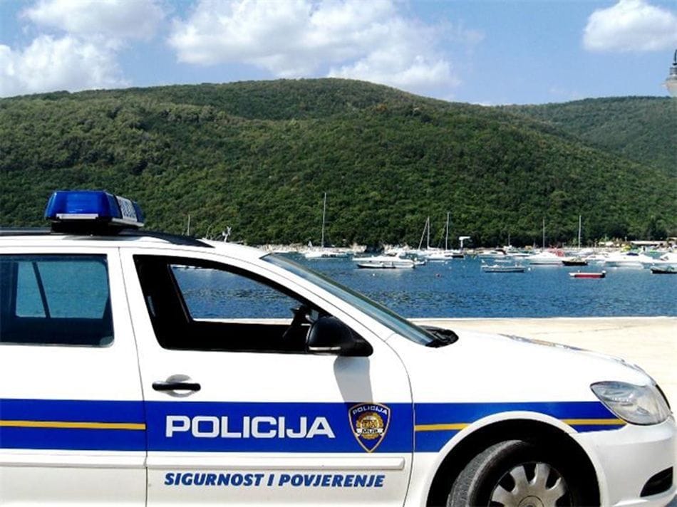 Kod Sutivana na Braču automobil sletio s ceste, jedna osoba je ozlijeđena