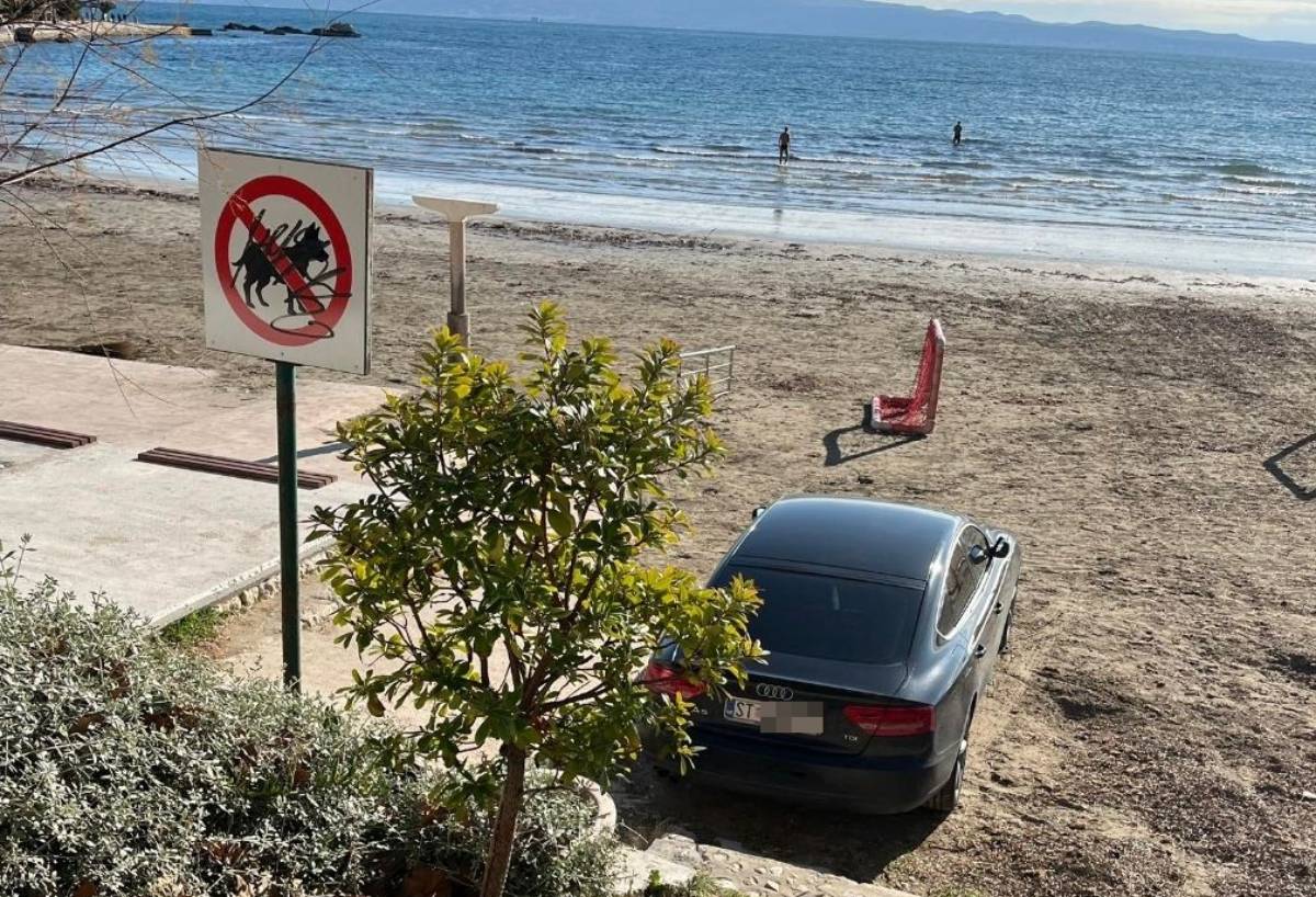 Splićanin Audijem ušao u pijesak i parkirao na samu plažu Bačvice
