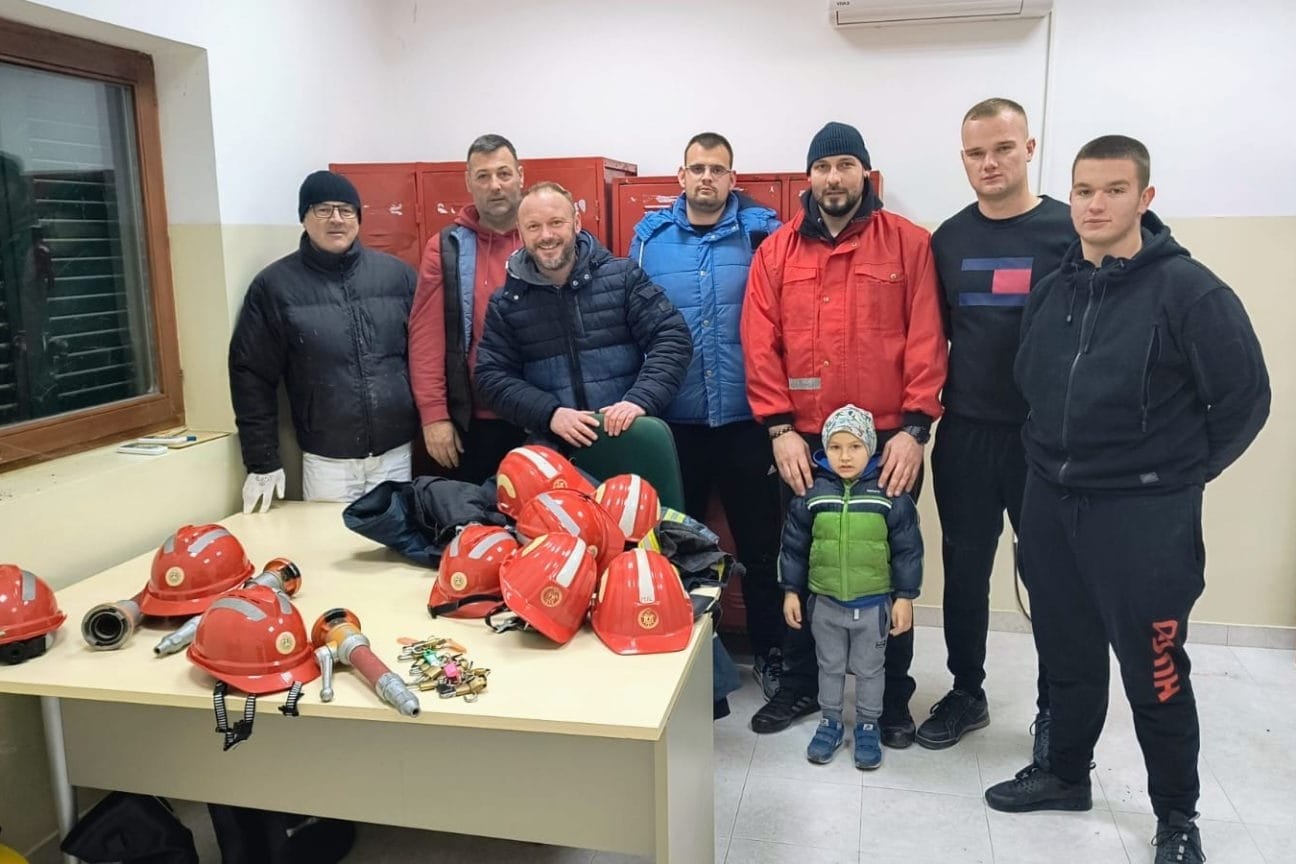 Vatrogasci iz Drvenika donirali vrijednu opremu kolegama iz Rupa