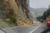 Velika količina kamenja odronila se na cestu u Zatonu kod Dubrovnika
