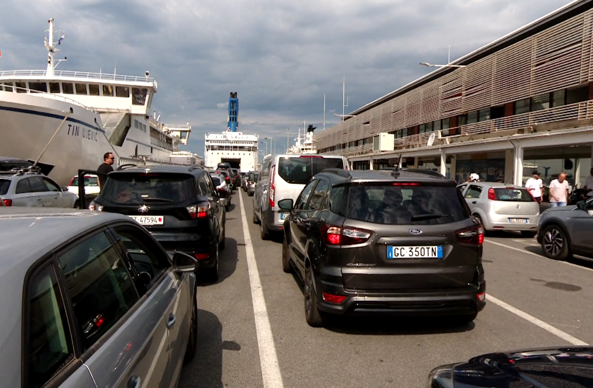 U Splitu su ogromne gužve - Očekuje se nekoliko izvanrednih trajektnih linija za Supetar