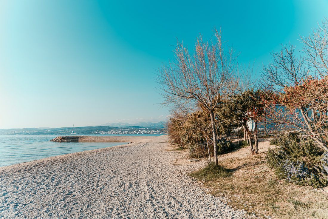 PROVJERILI SMO Naplaćuje li se i zašto ulaz na plažu u kampu Omišalj