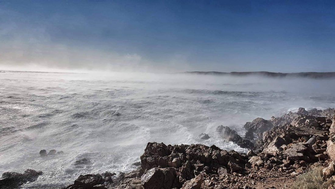 SLOVENSKI BRODOLOMCI KOD VRBNIKA Isplovili s malom brodicom unatoč orkanskoj buri!