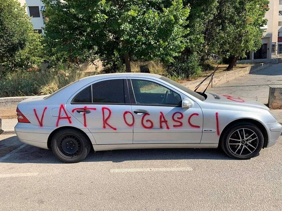 FOTO Išarali automobil parkiran na vatrogasnom prilazu