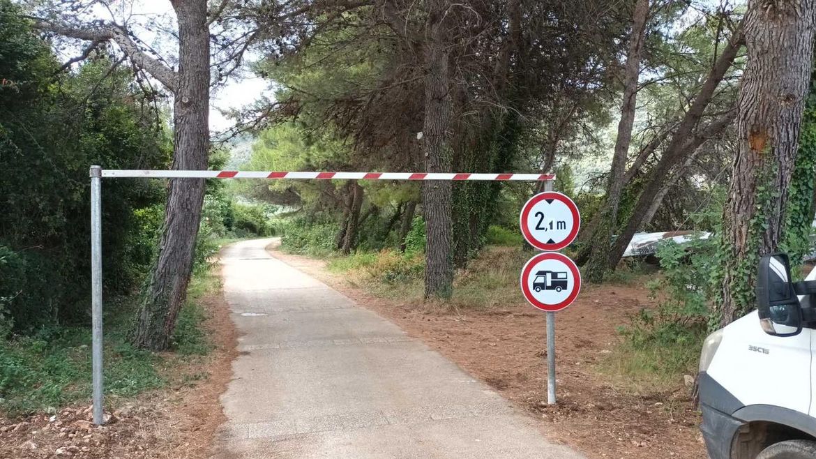 DOSTA IM JE KAMPERA Na Cresu postavljena visoka rampa - automobili će moći slobodno prolaziti