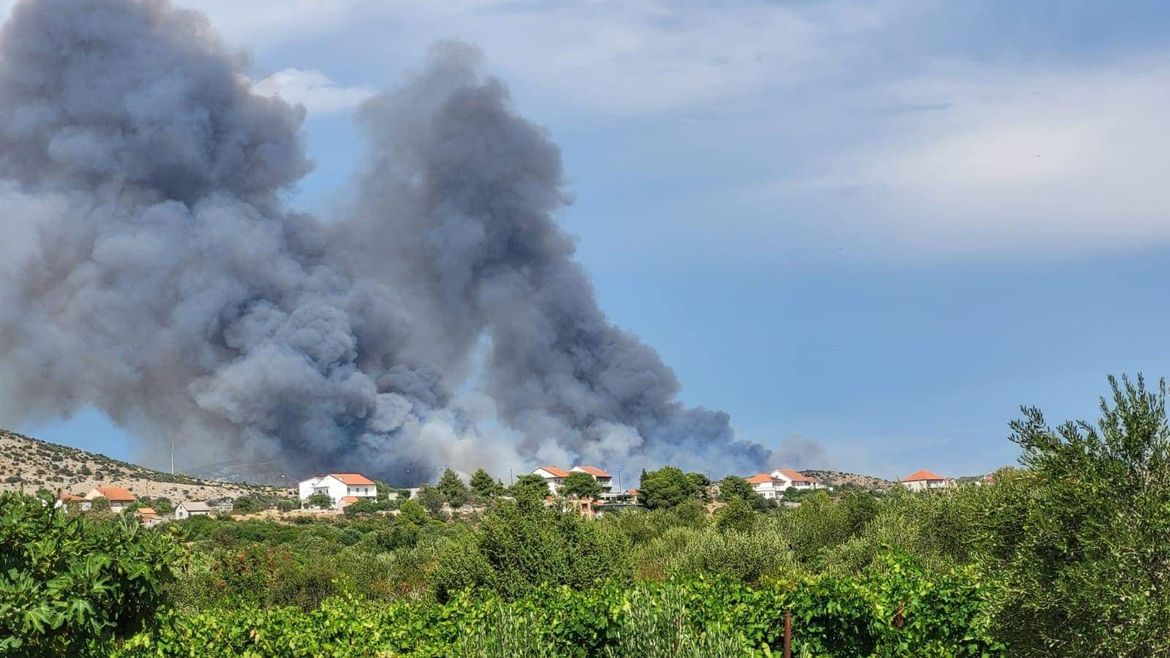 Kod Vrpolja opet gori: Jučer buknulo zbog nemarno odloženog žara