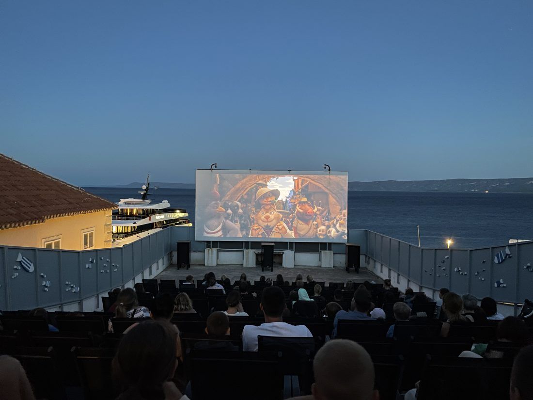 Ima li Brač najljepša ljetna kina na Jadranu? Pogledajte predivne lokacije na kojima se uživa u filmovima!