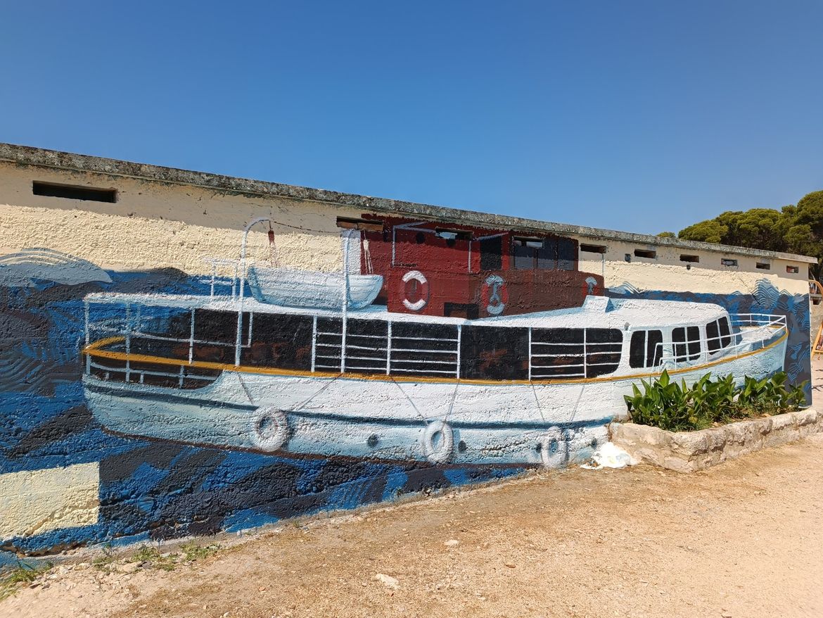 STOLJEĆE JADRIJE Šibensko kupalište obilježilo veliki jubilej muralom istoimenog broda na poznatim kabinama