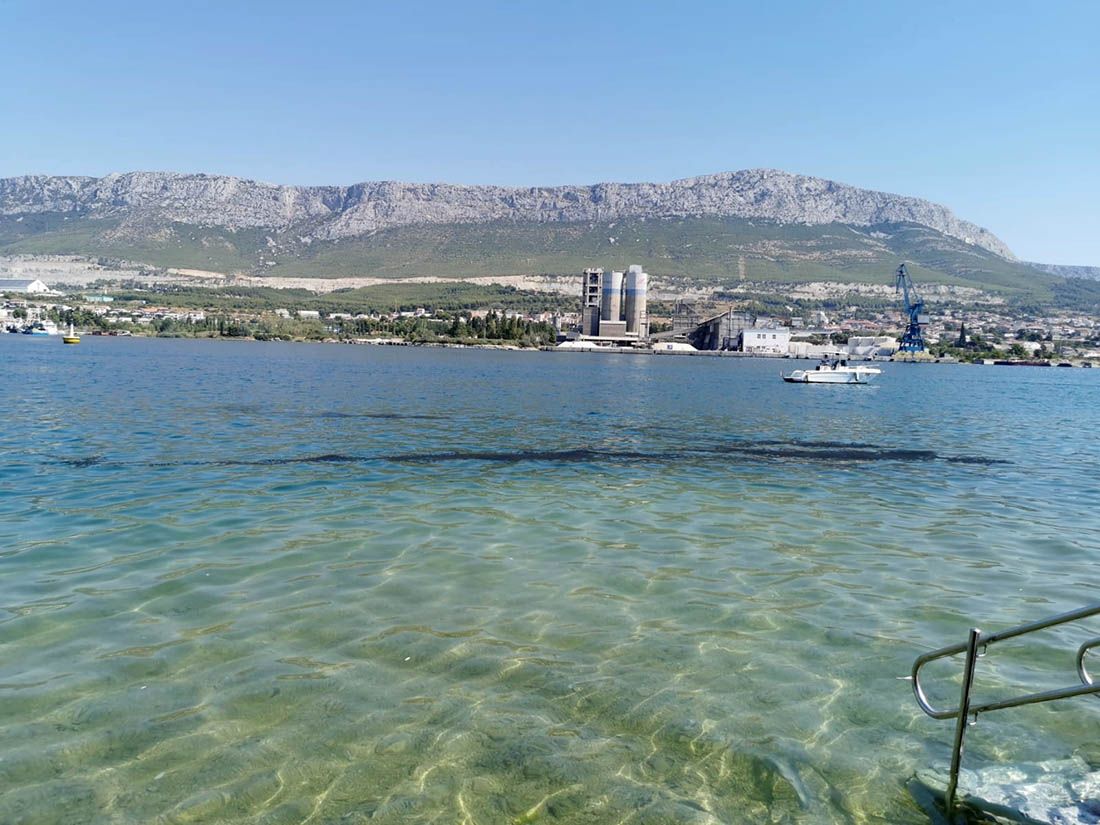 VIDEO Velika crna mrlja pluta morem pored Splita - Mještani: "Svaki dan imamo onečišćenja i evakuiramo djecu!"