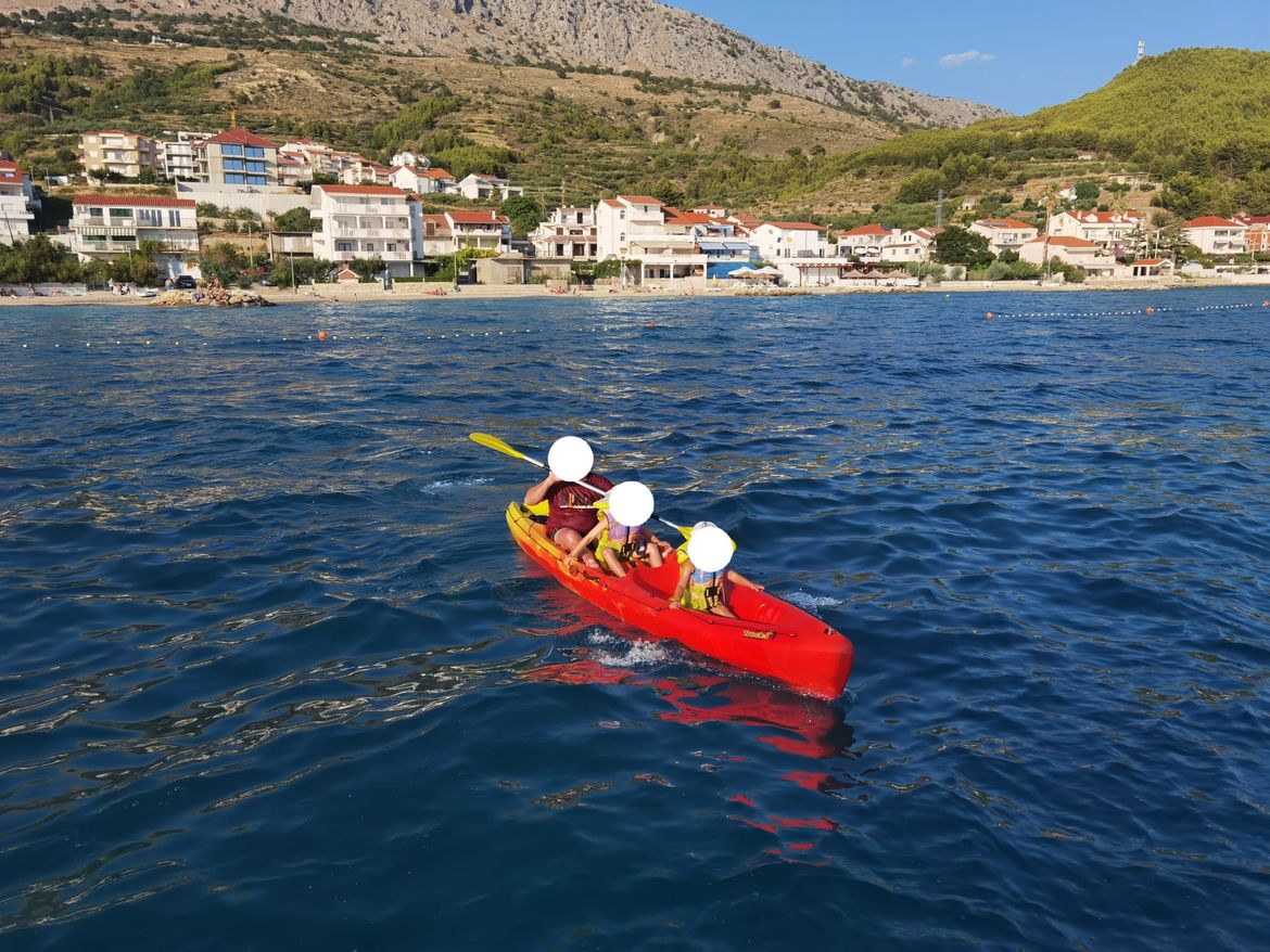Otac s dvoje male djece veslao kajakom iz Postira prema Dugom Ratu! Nije uspio, pa ih spašavao HGSS