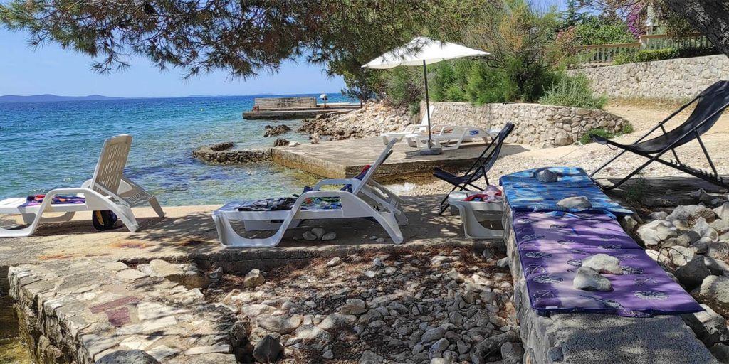 Ležaljke ilegalno vladaju plažama -Tko u Hrvatskoj uopće sprječava uzurpaciju pomorskog dobra?