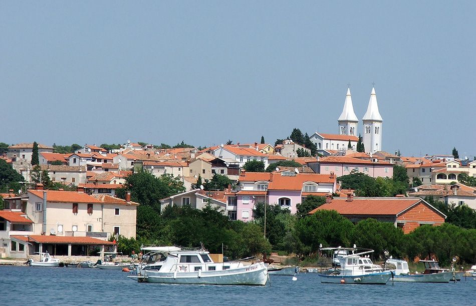 OŽIVLJAVALI GA SAT VREMENA Preminuo muškarac na plaži u Medulinu