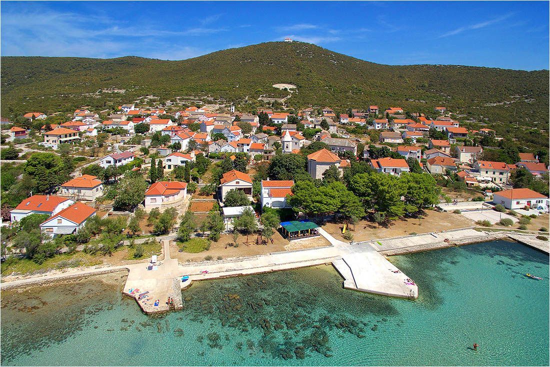 Otočani Ista probušili gume na automobilu koji je došao zaprašivati komarce