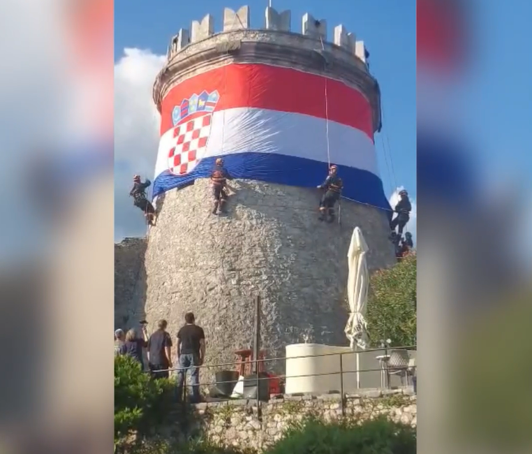 Prvi put hrvatska zastava obavila kulu Trsatske gradine