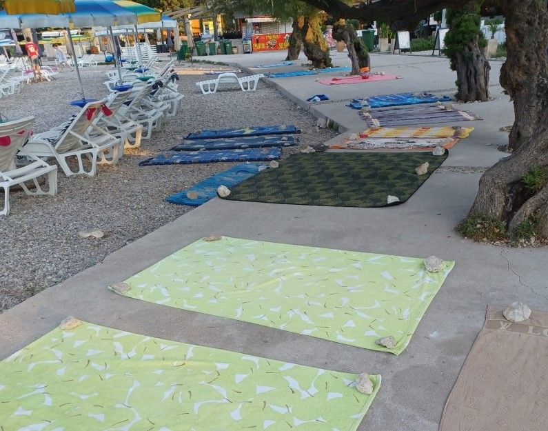 Praksa ostavljanja ručnika nastavljena je u Vodicama i ove godine, komunalci najavljuju akciju