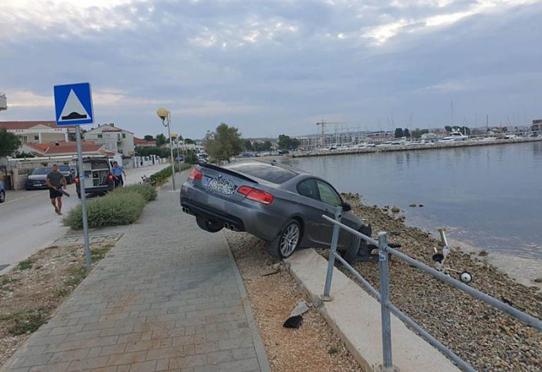 MISTERIJ IZ ZADRA Zadarska policija traži vozača BMW-a, koji je izletio na plažu