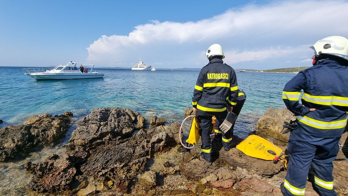 Zlarinske vatrogasce osvježili nautičari s jahte: "Neki mediji su to potpuno krivo shvatili"