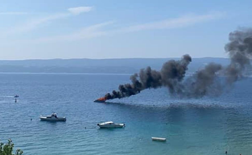 Kod Omiša izgorio gliser, spriječeno zagađenje mora