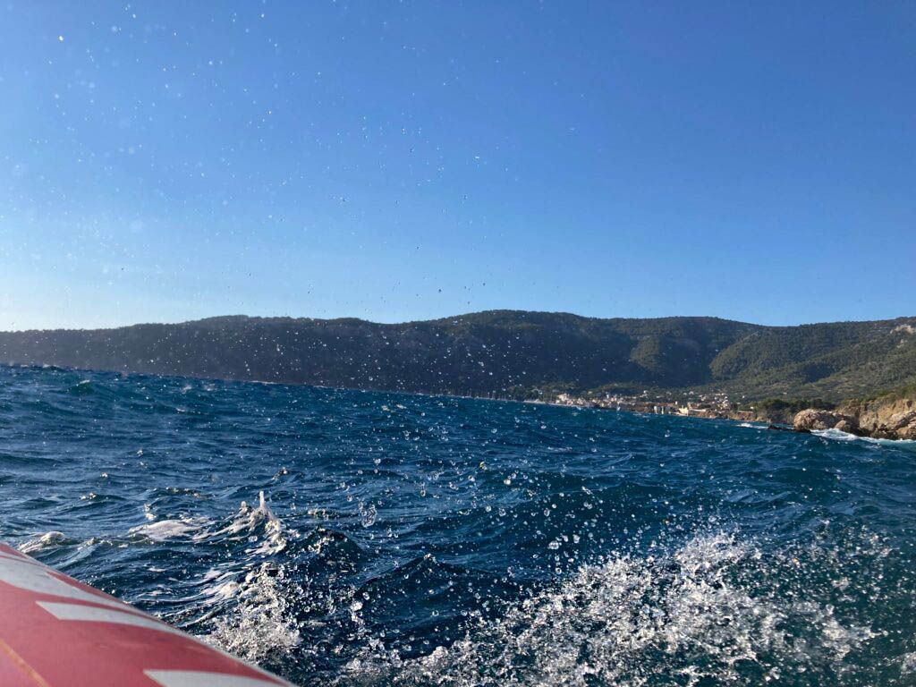 Dvoje mladih kajakaša odveslali iz Komiže i nisu se mogli vratiti natrag zbog velikih valova!