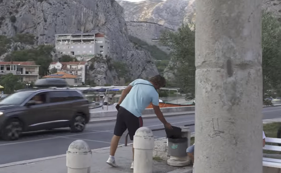 VIDEO: INCIDENT U OMIŠU Razbio ploču s ćiriličnim natpisom: "Ćirilicu držite na drugoj strani Drine!"