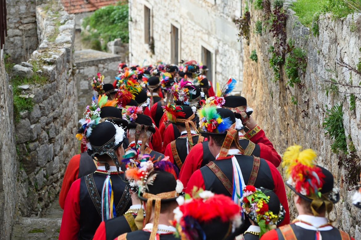 IZ LASTOVSKOG BURALA Priča o raskošnim Pokladima i predstavi građenoj stoljećima