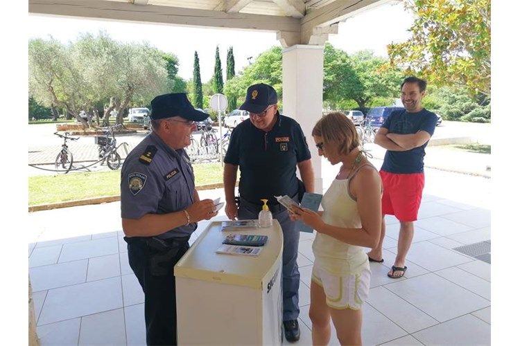 Policija na info- punktovima preventivno dijeli letke po primorsko-goranskoj županiji