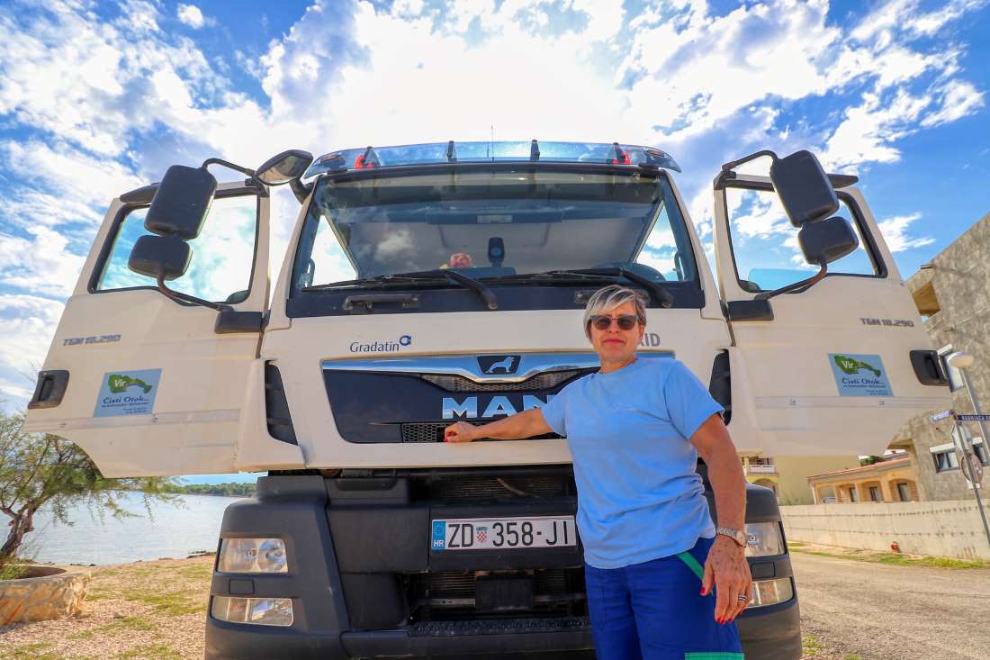Priča o prvoj ženi na Viru koja vozi kamion čistoće