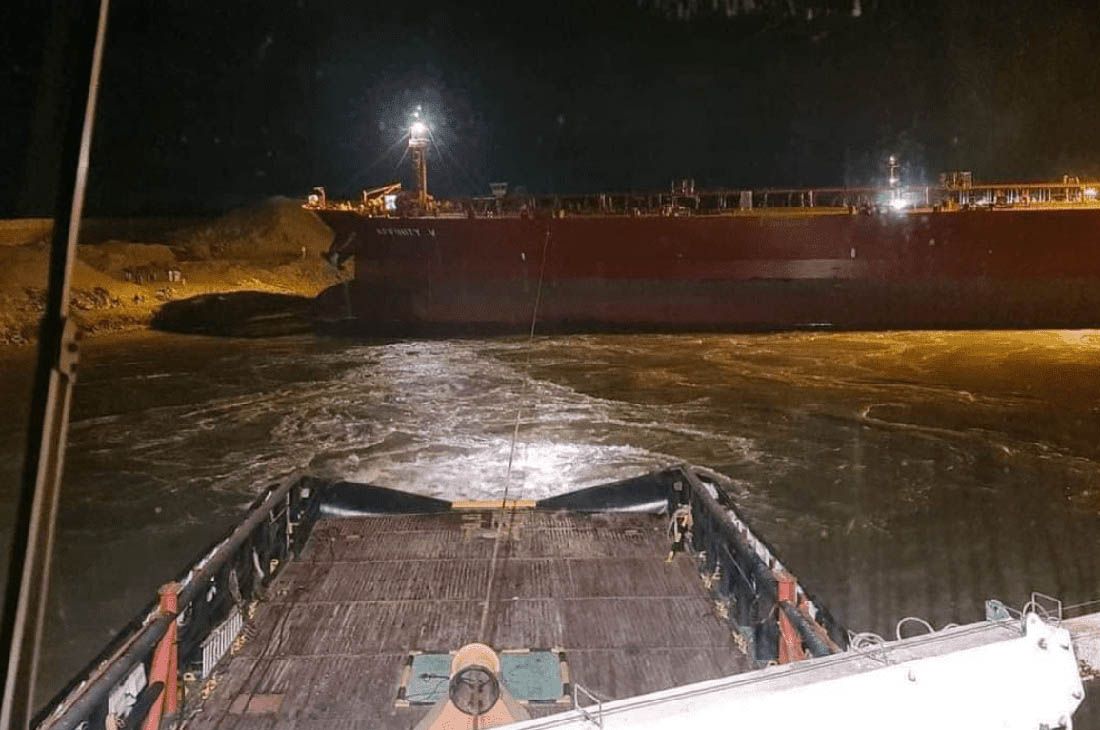 VIDEO Golemi aframax tanker se nasukao u Sueskom kanalu