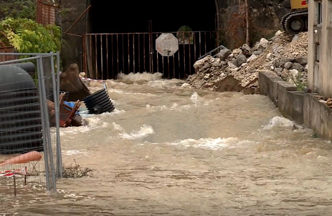 GRMLJAVINSKO NEVRIJEME Voda u Pločama teče cestom u potocima