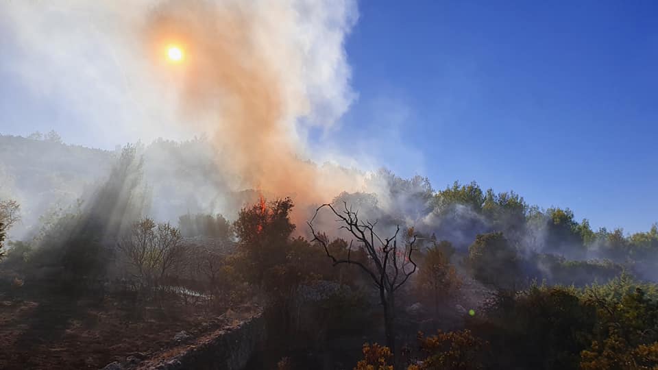 POŽAR NA HVARU Zbog buktinje, u zrak je morao i kanader