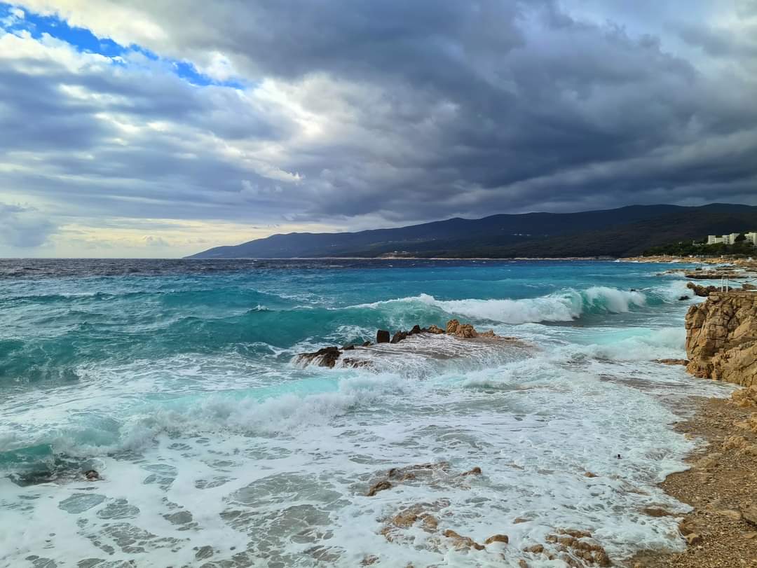 OLUJNO JUGO I JAKA KIŠA - U Opatiji preplavljena kupališta i potopljene barke