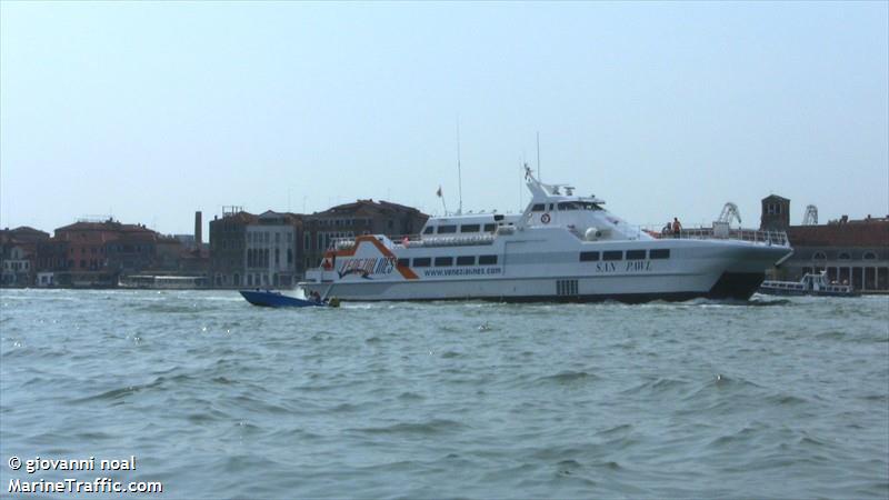 Odvezali putnički brod u Rovinju da bi se on potom nasukao na stijene