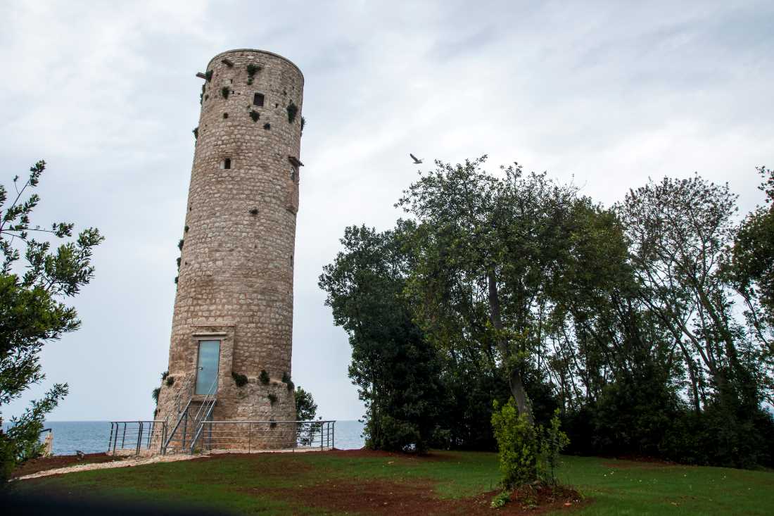Otok od samo 12 hektara nekad se smatrao najsjevernijim otokom, a čuva ga najstariji svjetionik na Jadranu