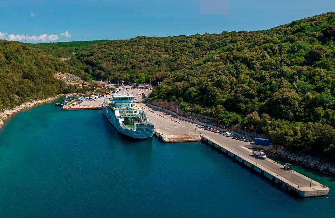 TRAGEDIJA NA TRAJEKTNOM PRISTANIŠTU Poginuo u slijetanju vozilom u more